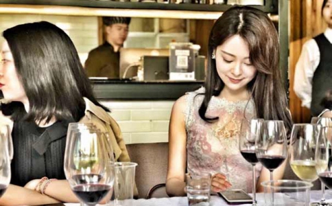 重慶進(jìn)口紅酒批發(fā)市場 紅酒杯的正確拿法讓你有面子